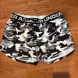 Under Armour Black and Gray Camo Shorts Girl XL
